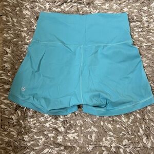 Lululemon Wunder Train Contour Fit
High-Rise Short 4"